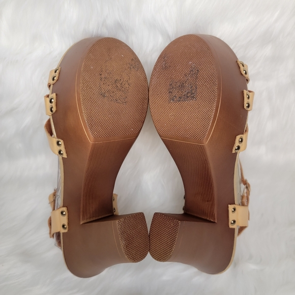 Brown platform heel sandal. - Picture 7 of 11